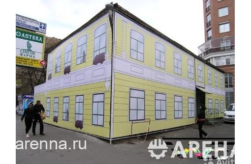 Фальшфасад в Ялте, фасад из баннерной сетки с принтом